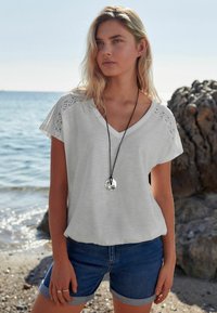 Next V-NECK BUBBLE HEM - REGULAR FIT - T-Shirt print - white