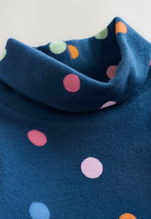 Marineblå turtleneck sweater med en blød tekstur, der har spredte, multikolorede prikker i pink, grøn, orange og blå.