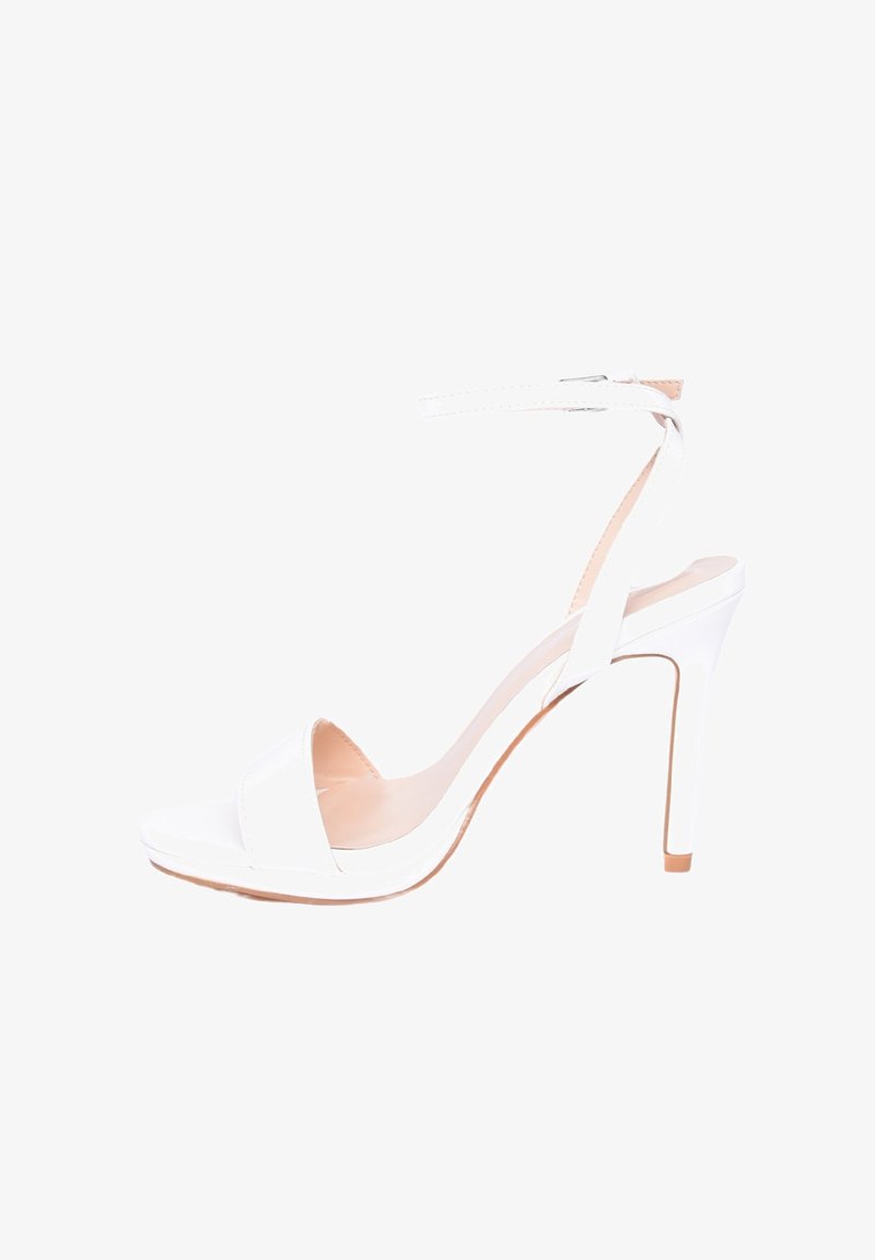 Sandal con tacco alto bianco, con punta aperta, cinturino alla caviglia e finitura in pelle liscia. Presenta un tacco sottile e un design minimalista.