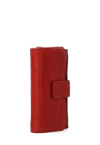 Rød læderpung med en glat tekstur, rektangulær form og en frontklaffelukning. Har flere kortlommer indeni.