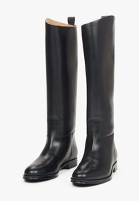 Czarne skórzane kozaki do kolan o gładkim wykończeniu, zaokrąglonym nosku, niskim obcasie typu blok oraz subtelnym szwem na cholewce.