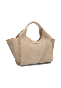 Beige suède handtas met een unieke vorm en ronde handvatten. Heeft contrasterende gele stiksels en een decoratieve voorkantzak.