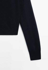 Granatowy sweter dzianinowy z długimi rękawami, okrągłym dekoltem, prążkowanymi mankietami i gładkim, teksturowanym wykończeniem.