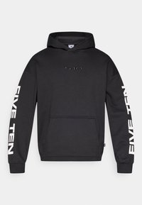 Camisola de capuz preta com bolso frontal, apresenta o logótipo '5.10' em relevo e 'FIVE TEN' impresso a branco nas mangas, feita de um tecido suave.