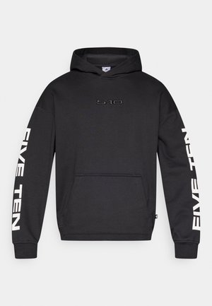 Camisola de capuz preta com bolso frontal, apresenta o logótipo '5.10' em relevo e 'FIVE TEN' impresso a branco nas mangas, feita de um tecido suave.