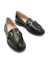 Czarne skórzane mokasyny z akcentem w postaci złotego łańcucha, okrągłym czubkiem, gładką fakturą oraz niskim, stabilnym obcasem dla komfortu.