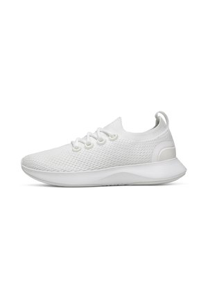 Sneaker bianca leggera con tomaia in maglia, chiusura frontale con lacci, linguetta sul tallone e suola spessa ammortizzata per corsa o uso casual.