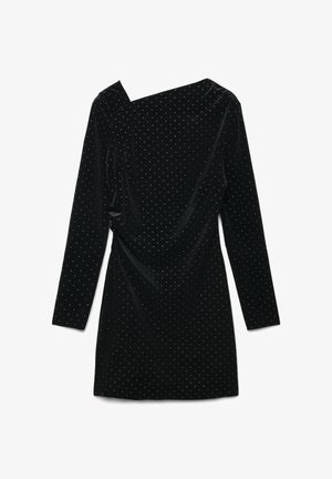 Schwarzes Samtkleid mit langen Ärmeln, das einen diagonalen Ausschnitt und ein silbernes Punktmuster aufweist. Seitliche Raffung.