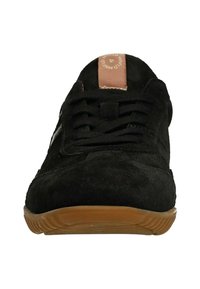 Zwarte suede sneaker met een rubberen zool, vetersluiting en een tan leren accent op de tong met merknaam.
