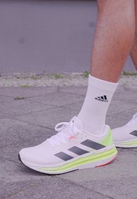 adidas Performance ADISTAR 3 - Hardloopschoenen voor op de weg - footwear white/night metallic/lucid lemon