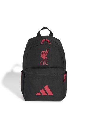 Czarny plecak z czerwonym logo Liverpool FC nad przednią kieszenią oraz czerwonym logo Adidas na dolnej części przodu, czerwone suwaki i górny uchwyt do noszenia.
