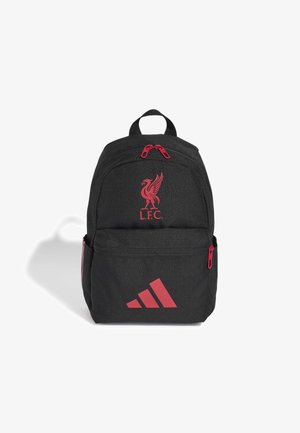 Mochila negra con el logo rojo del Liverpool FC sobre el bolsillo delantero y el logo rojo de Adidas en la parte inferior delantera, cremalleras rojas y asa superior para llevar.