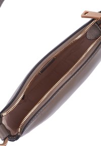 Sac en cuir gris avec une texture lisse. Il dispose d'une fermeture éclair et d'une doublure en or rose, offrant un design de compartiment intérieur élégant.