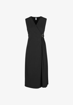 Abito nero senza maniche a portafoglio con scollatura a V, dotato di chiusura con fibbia laterale e dettaglio drappeggiato su un lato per un tocco di texture in più.