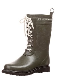 Botte de pluie en caoutchouc verte avec des lacets blancs, œillets métalliques et détail de logo. Texture lisse avec un bout rond et une semelle noire robuste.