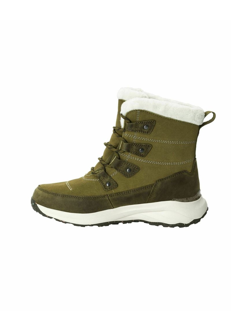 Botte en suede verte avec doublure en fausse fourrure blanche, lacets sur le devant, œillets en métal et semelle blanche rembourrée. Présente des coutures décoratives.