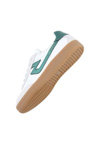 Baskets blanches avec une touche de teal, semelle en caoutchouc texturé, et tige en cuir lisse avec un bout arrondi et un système de laçage.