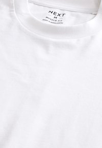 Wit katoenen T-shirt met ronde hals, maat medium, spierpasvorm, gelabeld "NEXT" en gemaakt in Bangladesh.