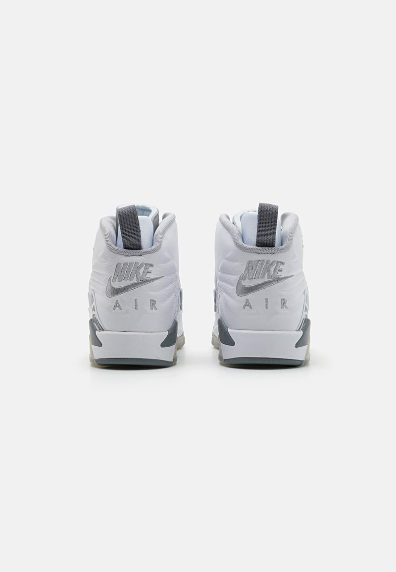 Scarpe Nike Air bianche con accenti grigi, caratterizzate da un design imbottito, una struttura alta e un'etichetta sul tallone per una facile calzata.