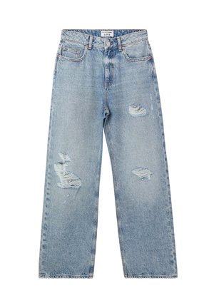 Jeans in denim blu chiaro con una vestibilità ampia, caratterizzati da aree strappate e dettagli sfilacciati. Design classico a cinque tasche e passanti per cintura.