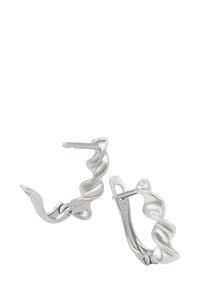Silver clip-on örhängen med en vriden design. Slät yta och reflekterande finish, med en säker gångjärnslåsning för enkel användning.