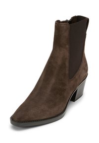 Bottes ankle en suède marron avec un bout pointu, des panneaux latéraux en élastique et un talon empilé. Texture lisse avec un minimum de coutures.