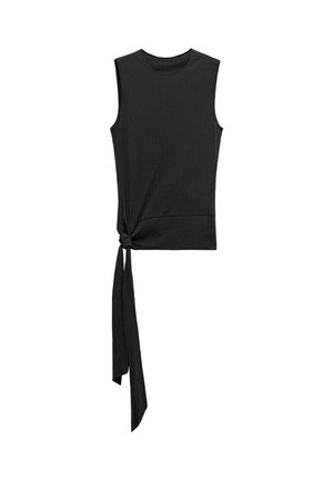 Top negro sin mangas con escote redondo y un nudo largo de lazo en el costado que cuelga hacia un lado.