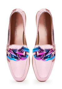 Paire de mocassins en cuir de serpent rose avec des maillons de chaîne irisés bleus et violets sur le dessus, semelles plates et semelles intérieures de marque.