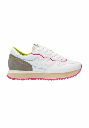 Biały sneaker z różową podeszwą, szarą zamszową piętą, zielonym wnętrzem, niebieskimi i czerwonymi akcentami oraz wzorem w kształcie gwiazdy z boku.