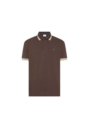 Polo marrone a maniche corte con collo beige e bordi delle maniche in beige, chiusura con due bottoni e piccolo logo blu sul petto a sinistra.