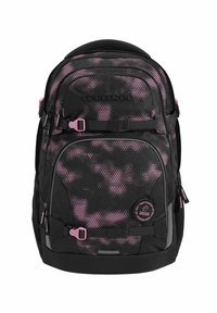 Schwarzer Rucksack mit pinkem Camouflage-Muster, mehreren Fächern, Hardware-Akzenten, verstellbaren Trägern und einem runden Logo-Patch auf der Vorderseite.