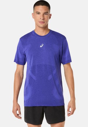 T-shirt sportivo viola realizzato in tessuto traspirante, con maniche corte, scollatura rotonda e un logo sottile al centro.