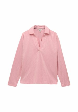 Garā piedurkne rozā polo stila krekls ar atvērta V veida apkakli, smalku tekstūru un mazu izšūtu logotipu kreisajā krūtī.