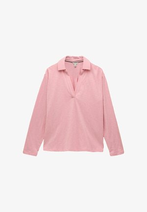 Roza srajca s dolgimi rokavi v stilu polo z odprtim V-izrezom, subtilno teksturo in majhnim vezenim logotipom na levi rami.
