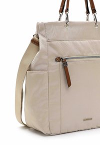 Beige Nylon-Shopper-Tasche mit braunen Lederakzenten, ausgestattet mit einer vorderen Reißverschlusstasche und doppelten Obergriffen, hat eine strukturierte rechteckige Form.