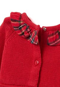 Roter gestrickter Baby-Cardigan mit kariertem, gerafftem Kragen und roter Knopfleiste vor weißem Hintergrund.