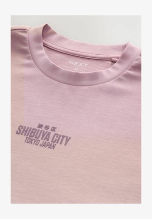 Helles pinkes Baumwoll-T-Shirt mit Rundhalsausschnitt, das einen Grafikdruck mit der Aufschrift "SHIBUYA CITY TOKYO JAPAN" in dunkelgrau zeigt.