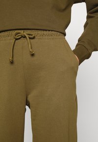 Vero Moda Petite VMOCTAVIA CREW PANT SET - Camisola - dark olive