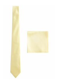 Gul silke slips med en glat tekstur og spids spids, parret med et matchende lommetørklæde, begge med en blank finish.