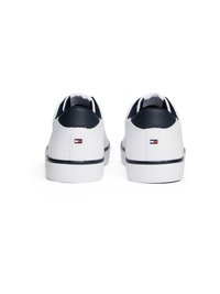 Scarpe casual sintetiche bianche con accenti blu navy, suola in gomma piatta e dettagli cuciti sul tallone. Logo sul retro vicino alla caviglia.