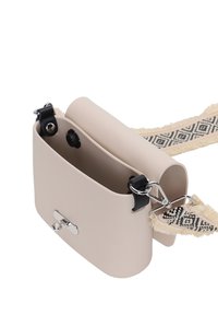 Borsa a mano rettangolare beige con finitura liscia, dettagli neri, hardware in argento e una tracolla decorata con un motivo e dettagli frange.