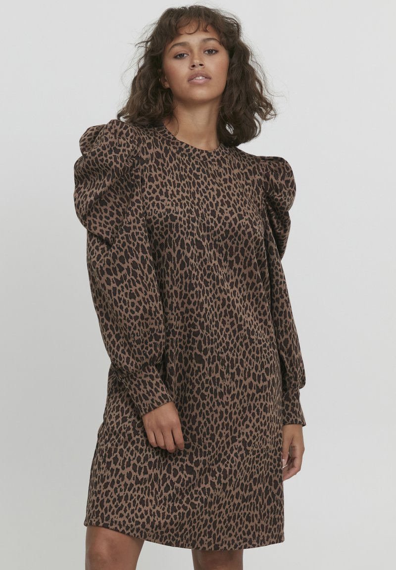 Robe en imprimé léopard avec des manches bouffantes, un col rond, une coupe décontractée, et des tons bruns sur un tissu léger. Texture lisse, longueur genoux.