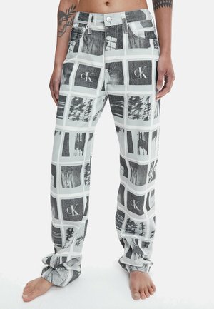 Pantaloni albi și negri cu un model în carouri, având logo-uri CK, realizați dintr-un material ușor, cu o croială lejeră și picioare conice.