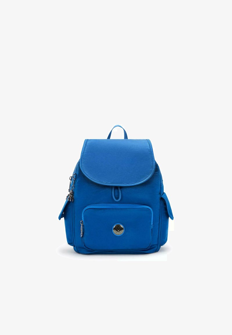 Modrý látkový batoh s překlopnou klopou, přední kapsou na zip, bočními kapsami a uzávěrem na smyčku. Na přední straně má kulaté logo.
