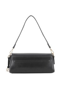 Bolso rectangular de cuero negro con cierre de solapa, correa de hombro corta y ajustable, y acentos de hardware en tono dorado.