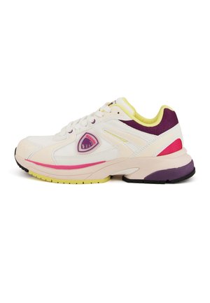 Scarpa sportiva bianca con accenti viola e rosa, design leggero, materiale testurizzato e suola supportiva con dettagli gialli.