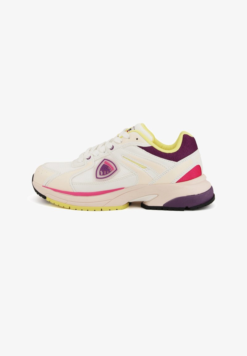 Scarpa sportiva bianca con accenti viola e rosa, design leggero, materiale testurizzato e suola supportiva con dettagli gialli.