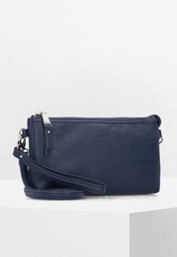 Marineblauwe leren schoudertas met een ritssluiting, enkele verstelbare schouderriem, subtiel logo en een gladde textuur. Compact rechthoekig ontwerp.