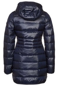 Granatowa kurtka puchowa, pikowany wzór, ocieplany materiał, kaptur, dopasowany krój i elastyczne mankiety. Brak widocznych elementów metalowych lub wzorów.