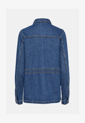 Džinsu jaka, zila krāsa, ar pogām un apkakli. Iespējams taisns griezums, šuvju apdare un pogu aproces. Nav redzamu priekšējo kabatu.